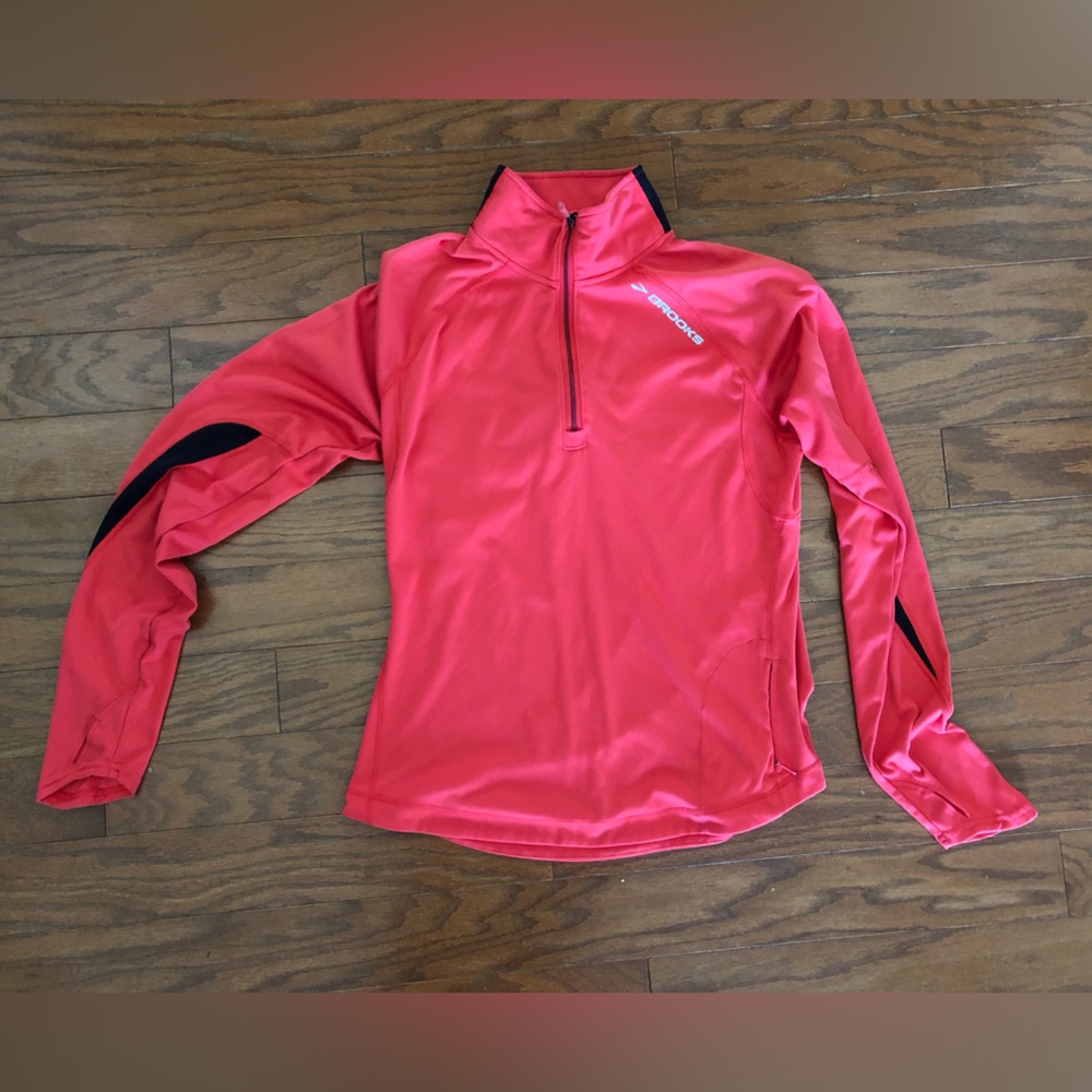 Brooks women’s running top. Side pocket. Warm. Great condition.